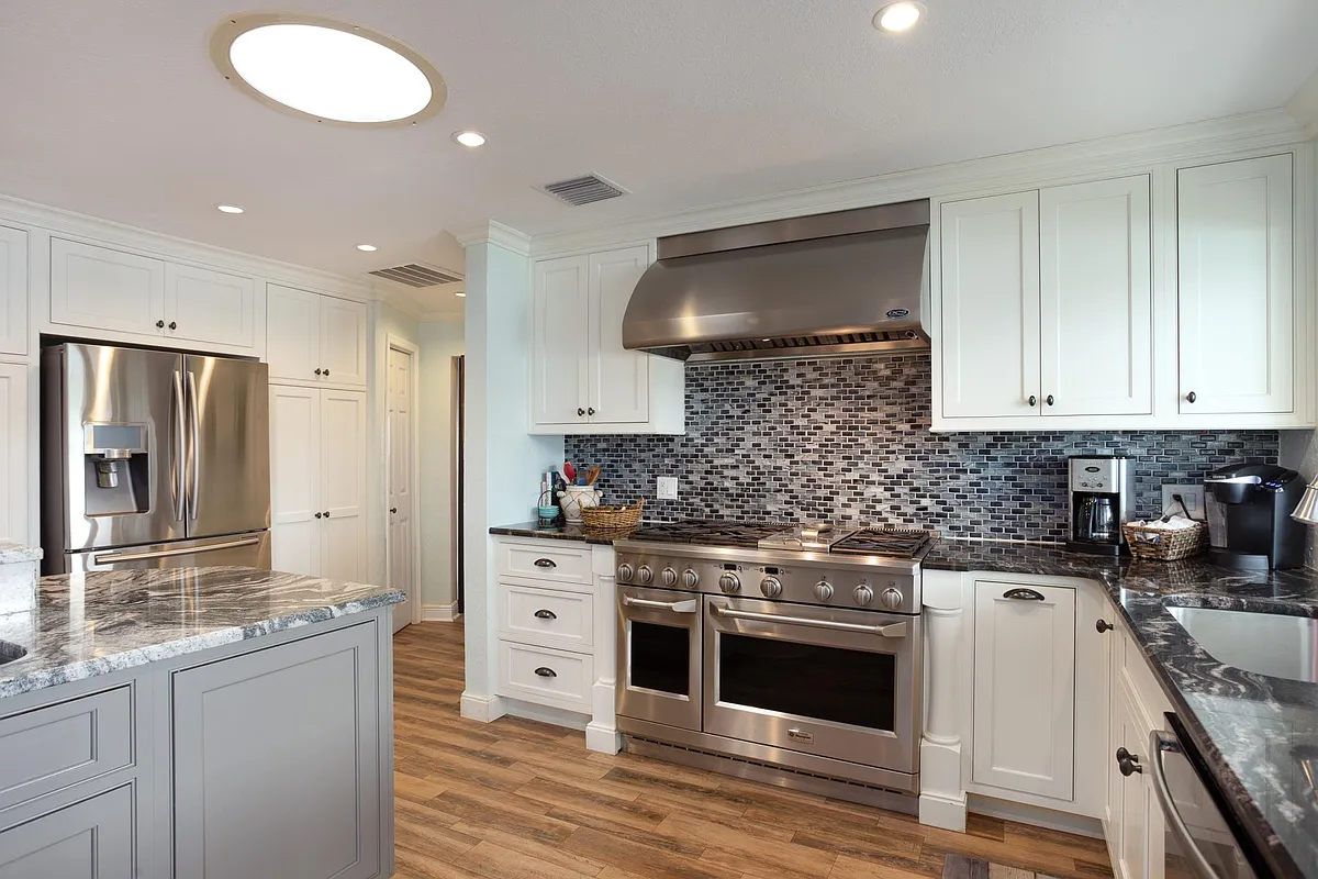 Gas Cooktop w/ Double Oven - 437 Arrowhead Ln