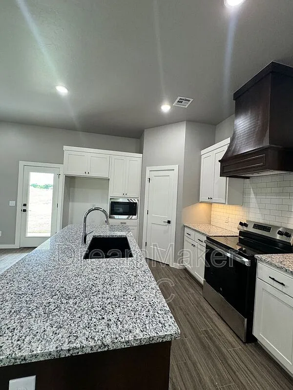 3 bed, 2.0 bath, 1552 sqft, $1,849 — Photo 4