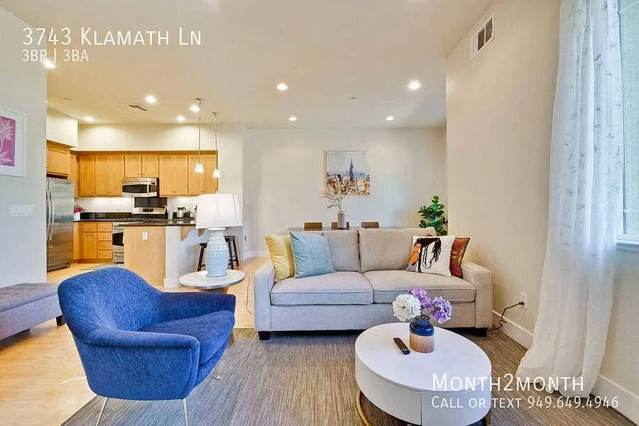 3743 Klamath Ln