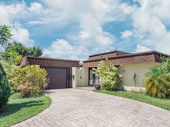 2nd image of 5311 Banyan Ln