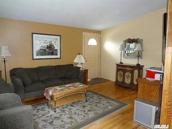 5th image of 18 Kayron Dr