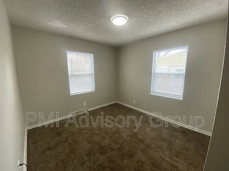 3 bed, 1.0 bath, 904 sqft, $900 — Photo 4