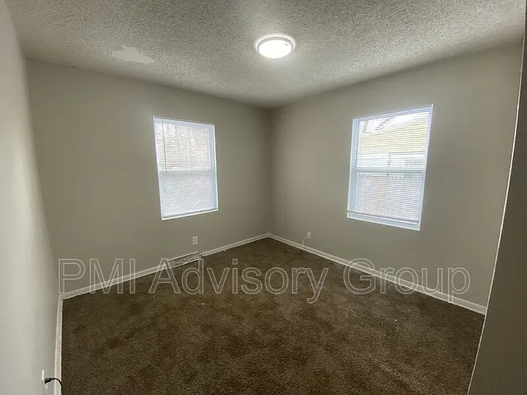 409 SE 34th St — Photo 4