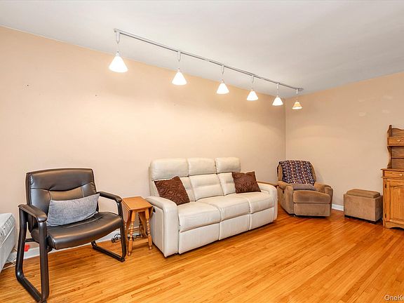 4th image of 415 Merrick Road #1L