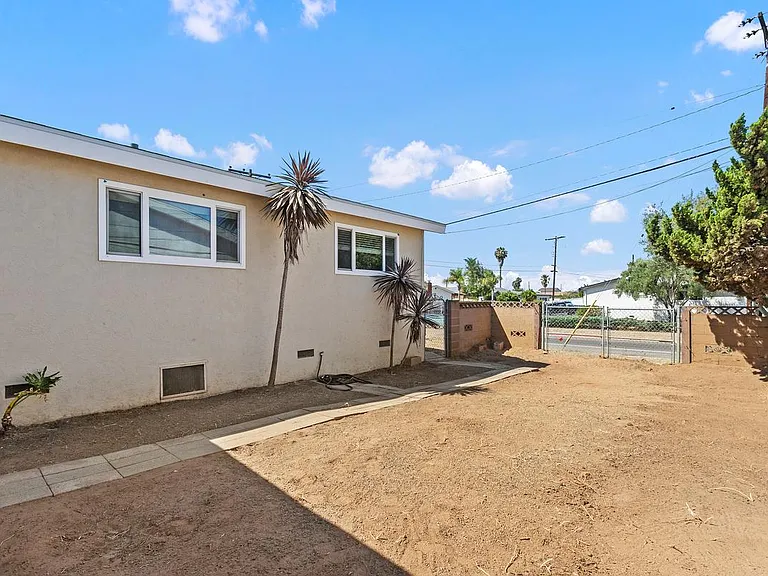 4060 Armstrong St — Photo 23