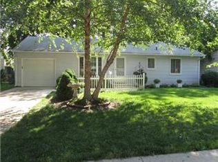 7541 Walmer St, Prairie Village, KS 66204