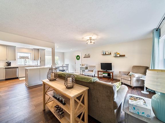 3rd image of 808 Iroquois Trl