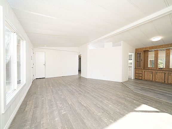 4th image of 29621 Woodbine Ln