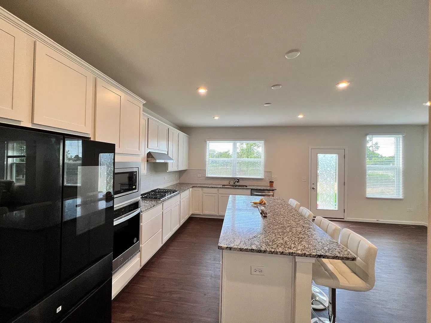 5 bed, 3260 sqft, $4,500 — Photo 4