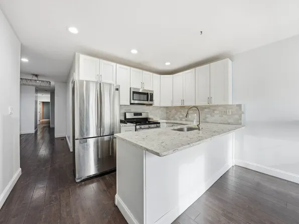 2271a Pacific Street image 2 of 10