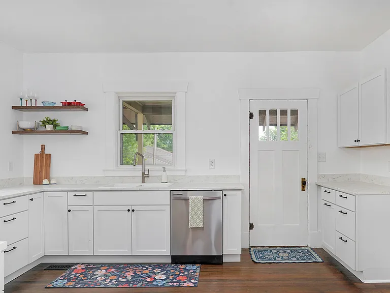412 E Walker St — Photo 5