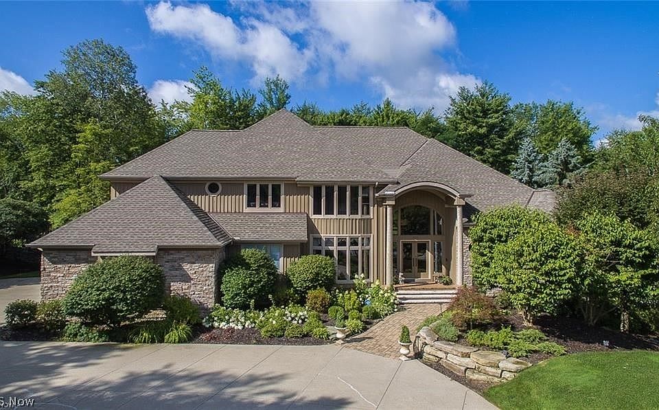 1st image of 323 Glengarry Dr