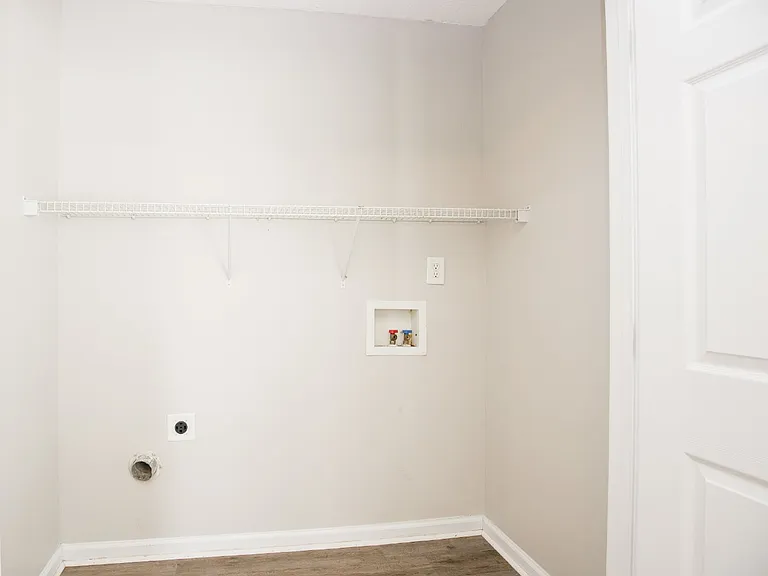 196 Lochwood Dr — Photo 21