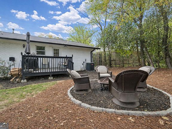 3rd image of 982 Green Meadow Dr