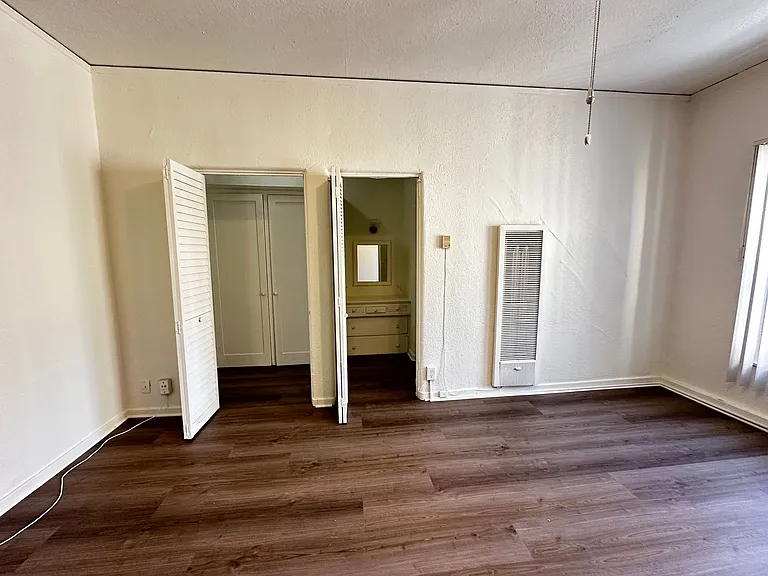213 S Jackson St — Photo 3