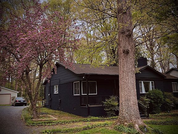 5th image of 410 Stilwell Oaks Cres