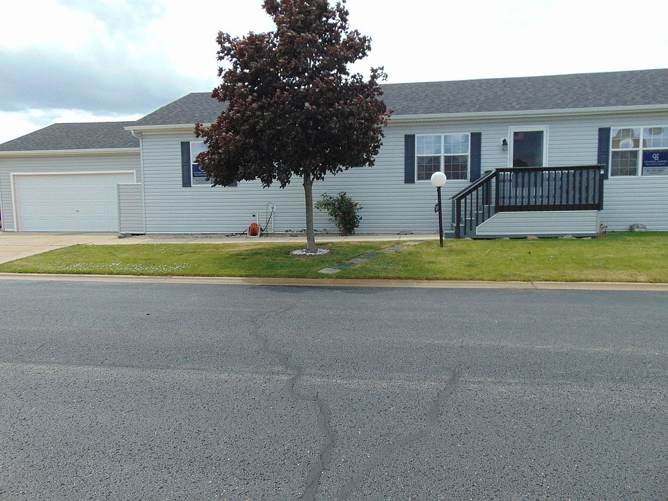 Exterior Front - New roof 2015!