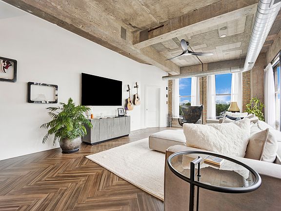 4th image of 1033 W 14th Pl Unit 337