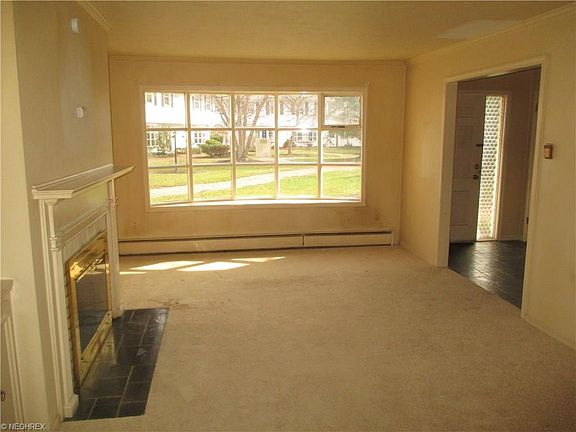 3rd image of 7 Meadowlawn Dr Unit 6