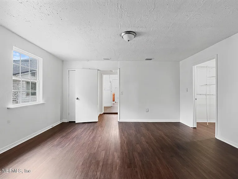 1052 E 10th St — Photo 14