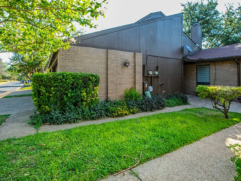 2800-2912 Stewart Dr — Photo 15