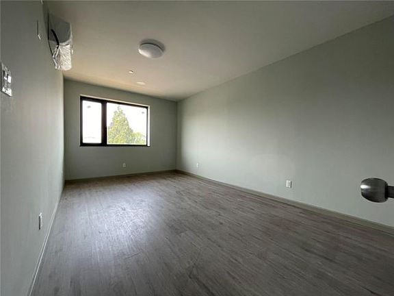 4th image of 10842 Roosevelt Ave #1B