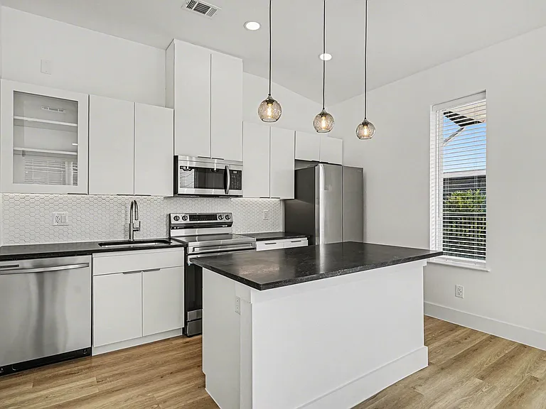 2217 N Fitzhugh Ave #301 — Photo 11