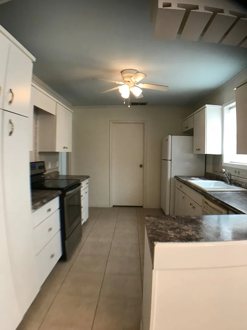 Spacious Townhouse in a Great Location!! — Photo 3