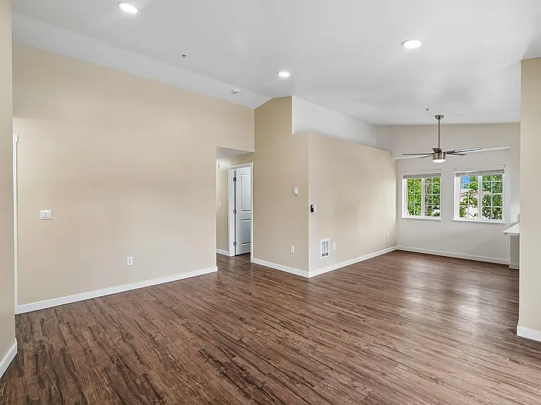 Sunset Highlands Apartments — Photo 45