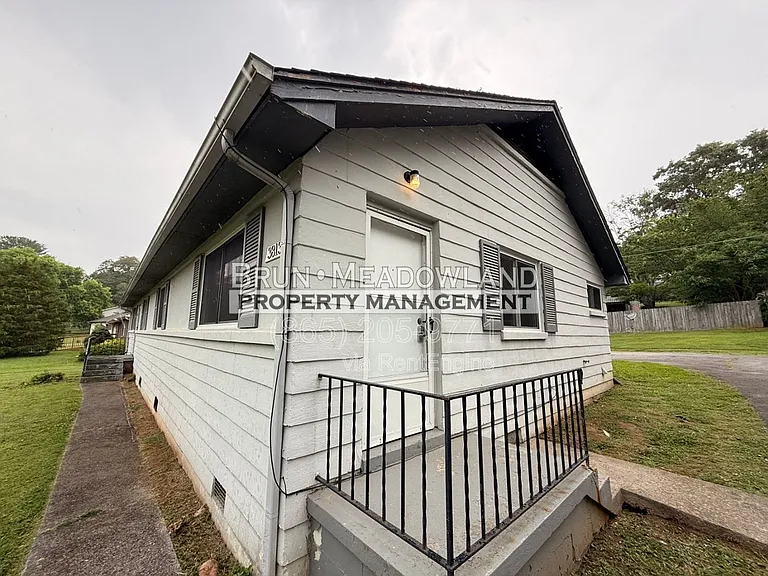 3813 Woodlake Dr NE — Photo 1