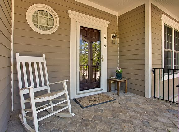2nd image of 1919 Lynn Cir