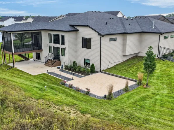 8240 Mahon Ct, Johnston, IA 50131