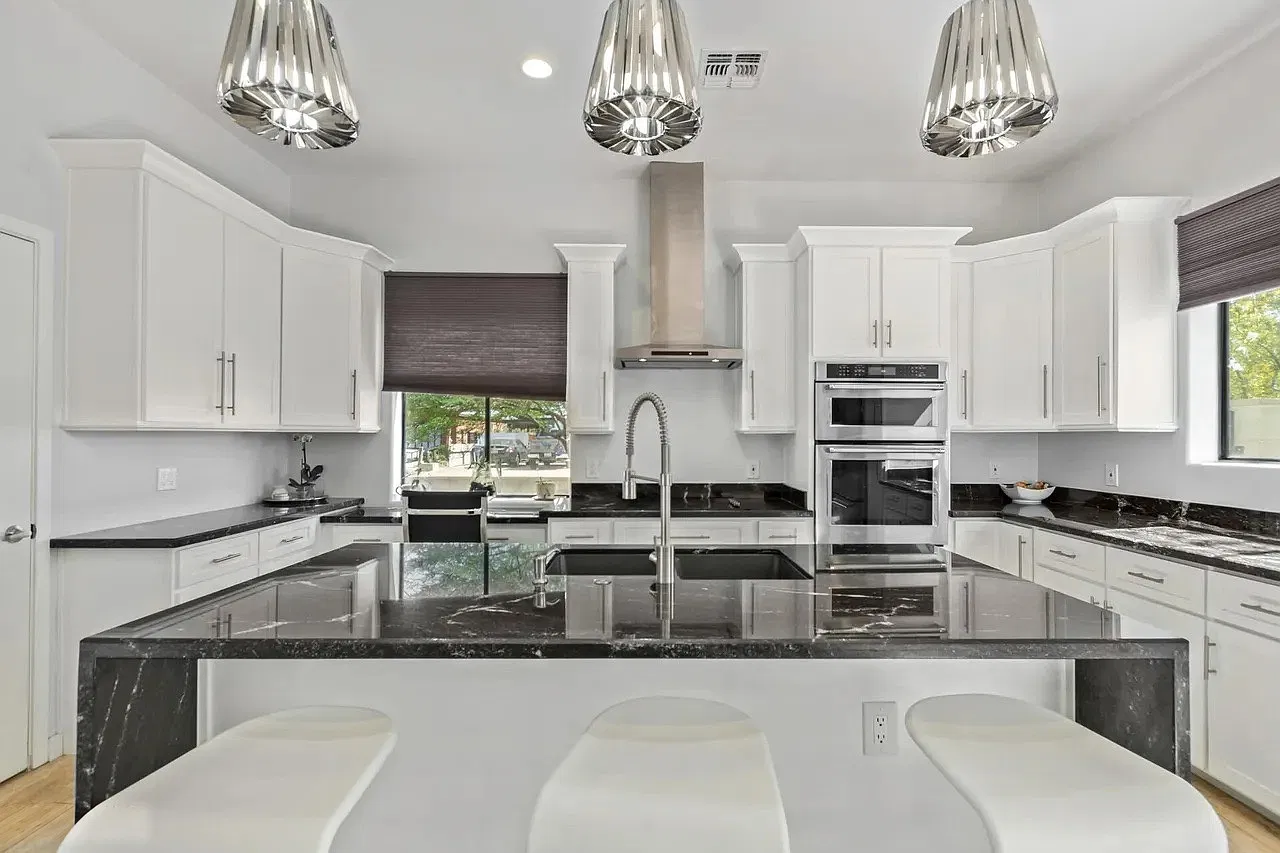 4 bed, 3800 sqft, $5,999 — Photo 4