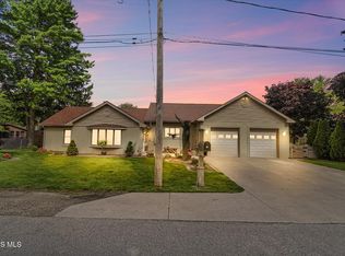 1925 Seaford Dr, Oregon, OH 43616
