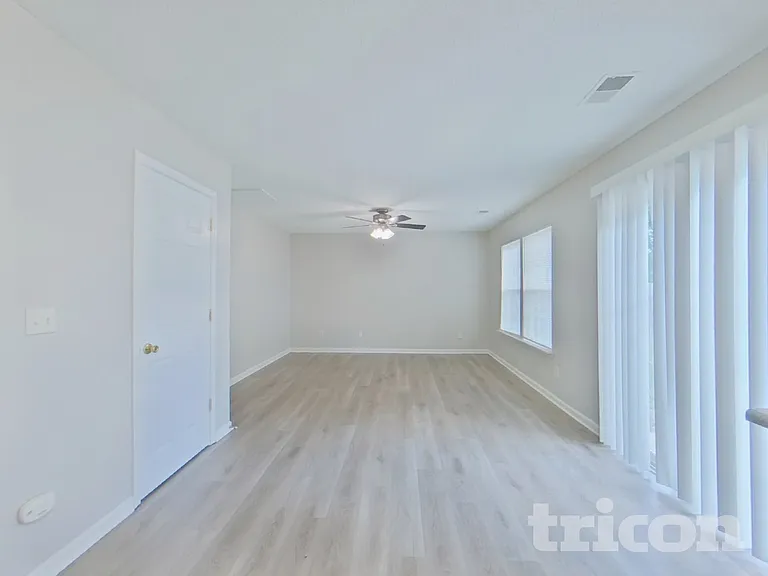 221 Meyer Ln — Photo 3
