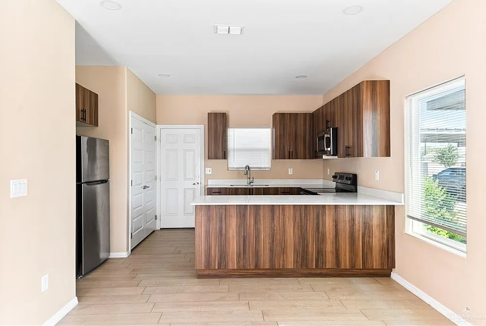 3 bed, 2.0 bath, 1052 sqft, $1,300 — Photo 4