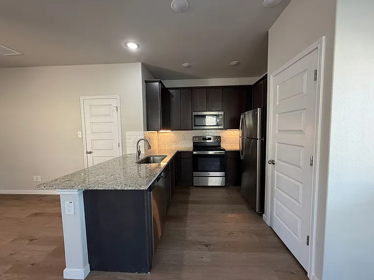 466 Emma Dr — Photo 6