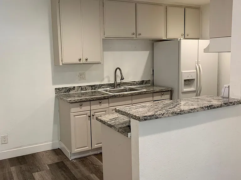 259 N Capitol Ave — Photo 15