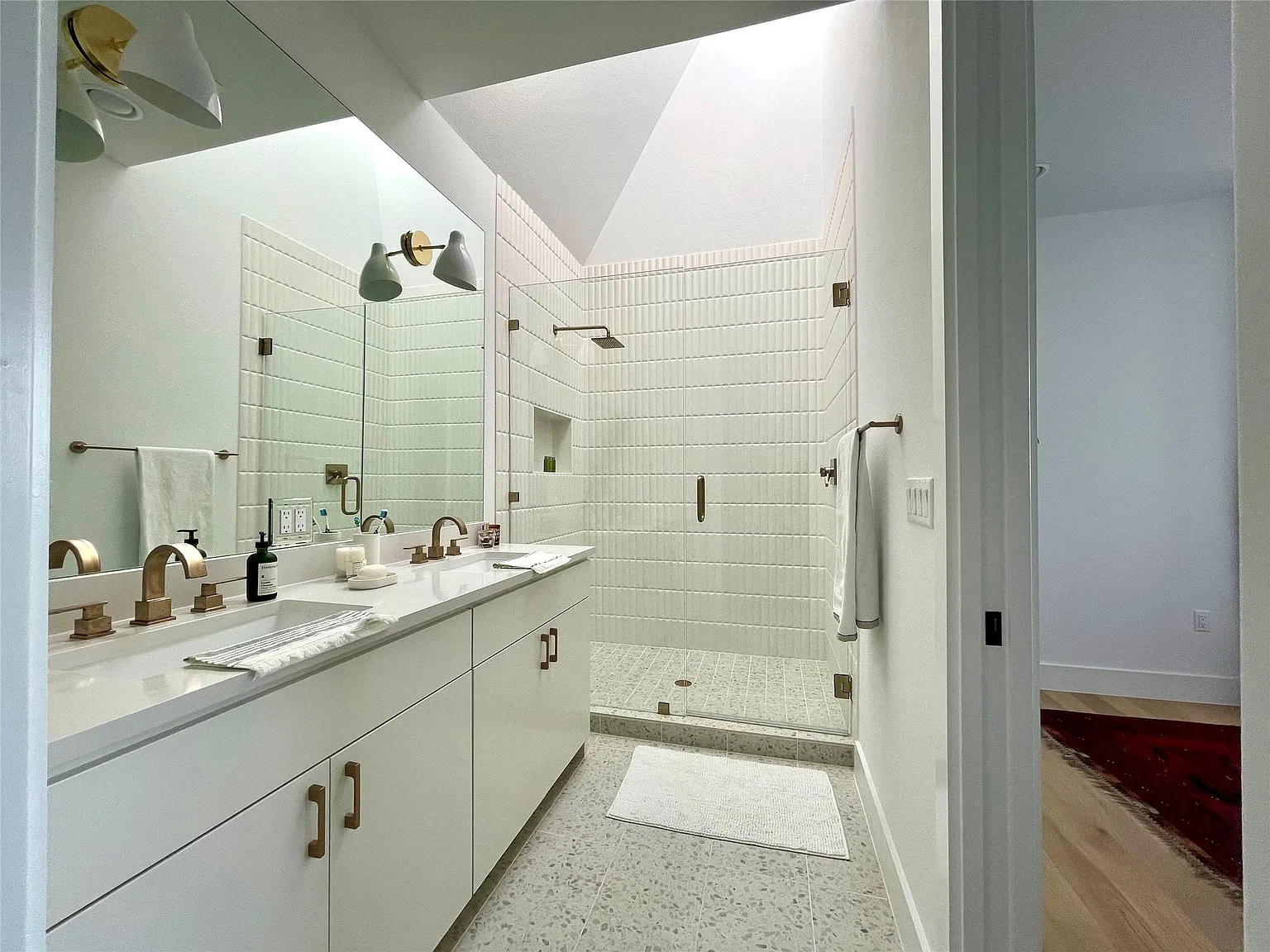 3 bed, 3.5 bath, 2026 sqft, $4,200 — Photo 2