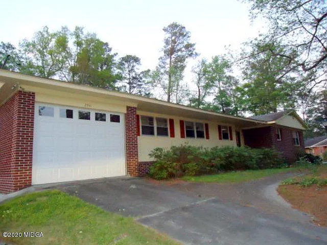 2941 Thornwood Dr photo 1
