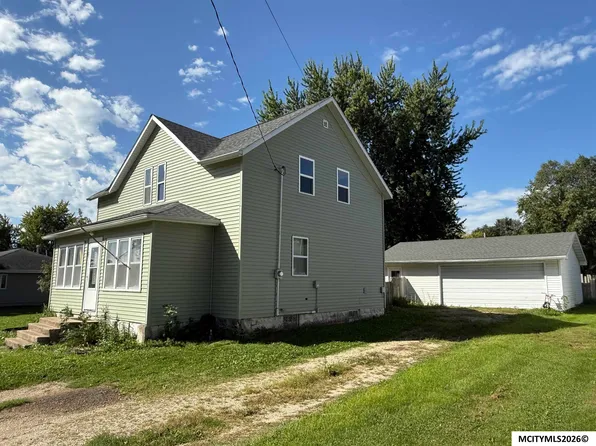 105 S Jefferson St, Stacyville, IA 50476