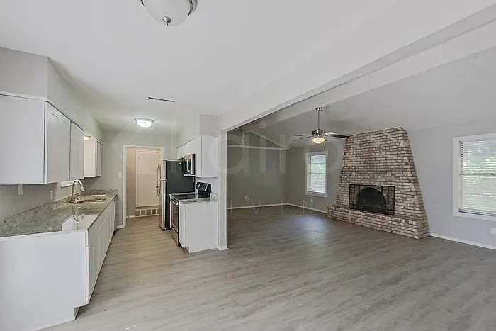 168 Creekview Dr E — Photo 4