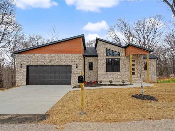 2 Celtic Ln, Bella Vista, AR 72714