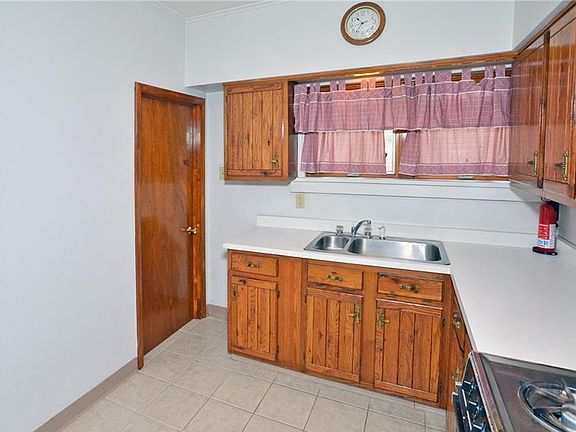5th image of 126 Newfield Dr