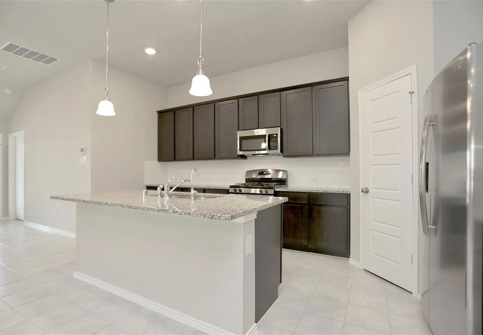 4 bed, 3.0 bath, 2277 sqft, $2,300 — Photo 3