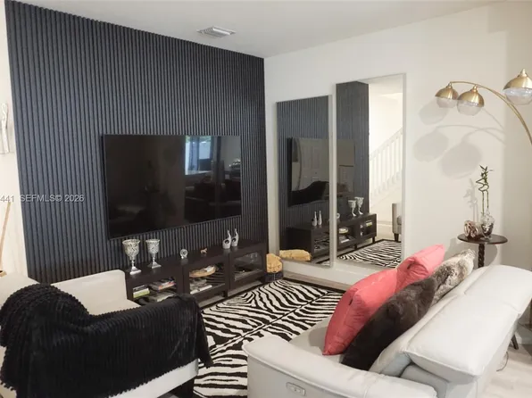 10589 W 32nd Ln, Hialeah, FL 33018