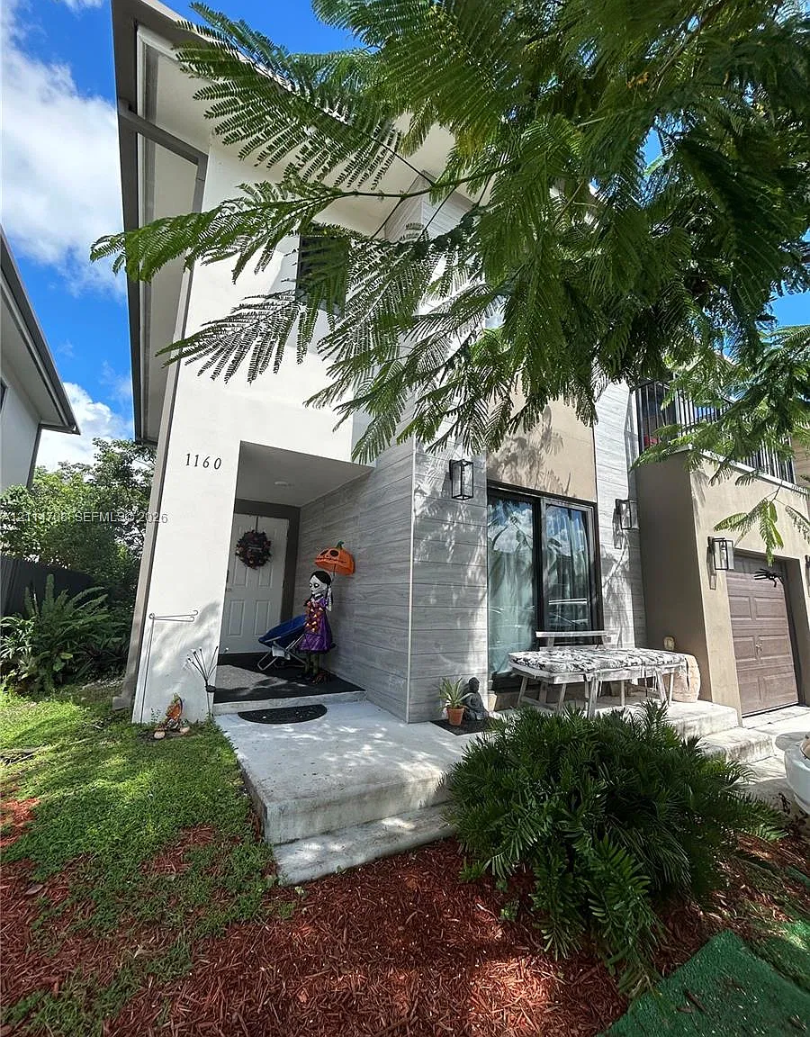 5 bed, 4.5 bath, 1902 sqft, $3,500 — Photo 1