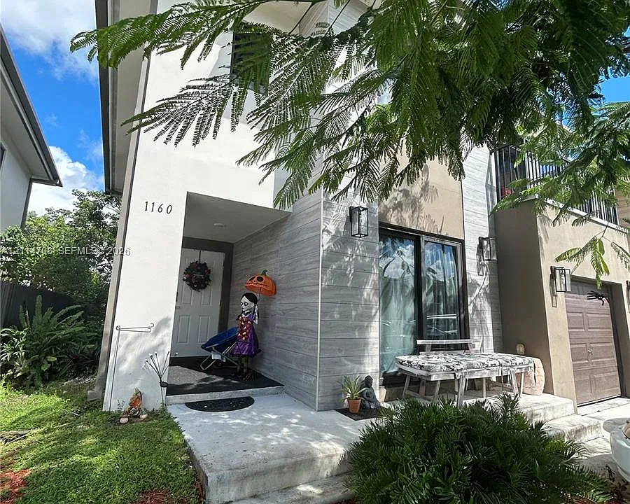 1160 NW 1st St