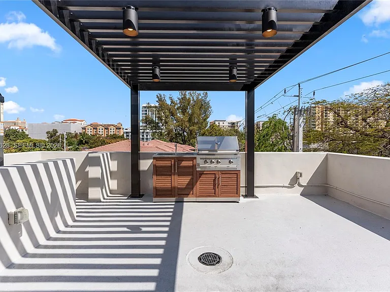 2330 SW 36th Ave — Photo 4