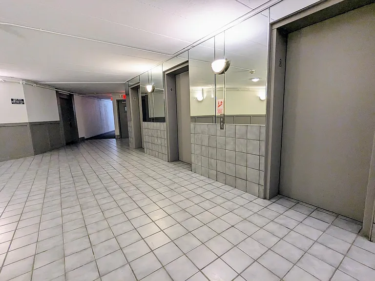 1 Renaissance Pl — Photo 2